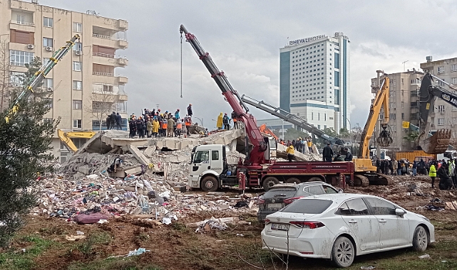 Urfa'da çöken binada çalışmalar devam ediyor
