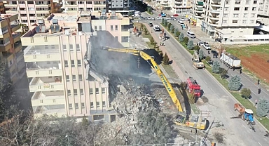 Urfa'da depremden ağır hasar alan binaların yıkımı başladı
