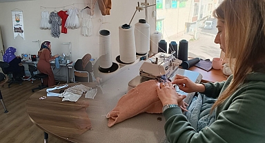 Urfa’da depremzedeler için yün kazak örüyorlar