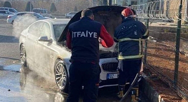 Urfa’da seyir halinde olan araç alev aldı