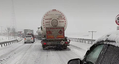Urfa’da yoğun kar yağışı trafiği olumsuz etkiledi! 