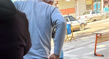 Üzerindeki elbiselerini göndermeye çalıştı 