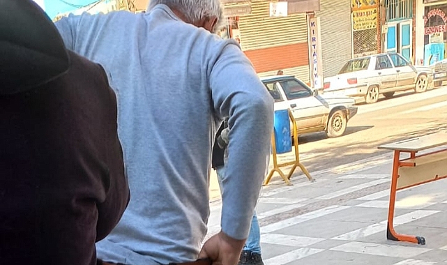 Üzerindeki elbiselerini göndermeye çalıştı