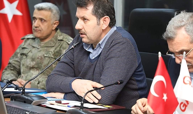 Vali Ayhan: Çöken 3 binada arama kurtarma çalışmaları sürüyor