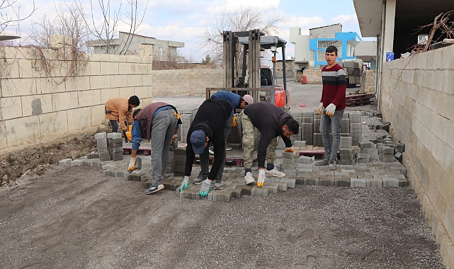 Viranşehir kırsalında kilitli beton parke çalışmaları sürüyor