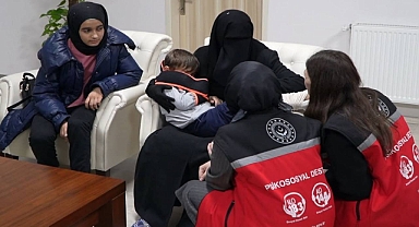 Yaralı kurtulan depremzede çocuklar anneleriyle buluştu