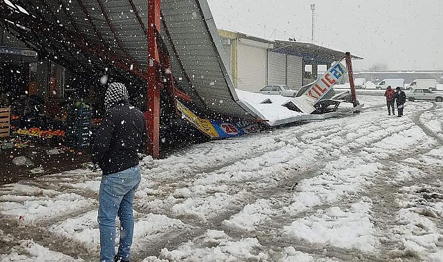 Yoğun kar yağışına dayanamayan sundurma çöktü