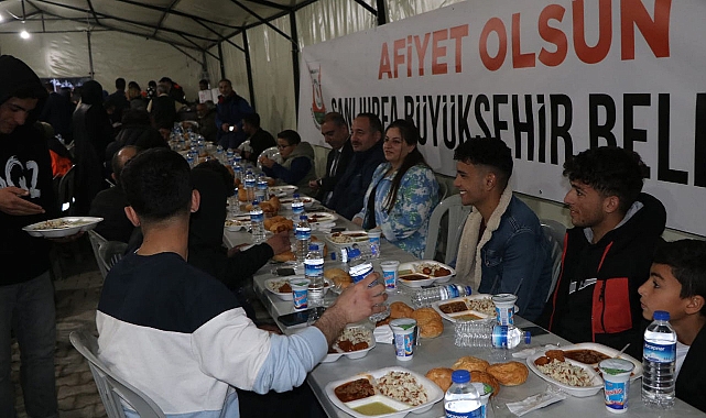 Başkan Ekinci, ilk iftarı vatandaşlarla açtı
