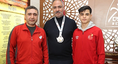 Başkan Kuş, şampiyon sporcuyu ödüllendirdi