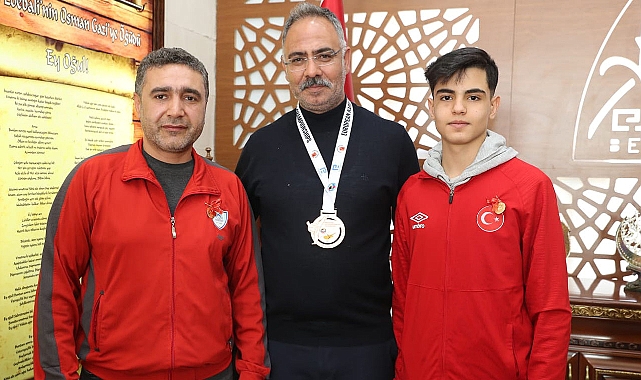 Başkan Kuş, şampiyon sporcuyu ödüllendirdi