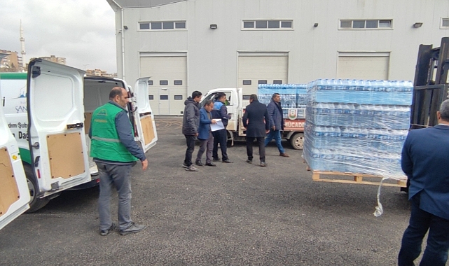 Büyükşehir Belediyesi'nden vatandaşlara hazır su dağıtımı