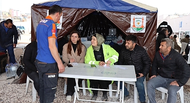 Büyükşehir'den su dağıtımı ve sel bölgesinde iletişim çadırı 