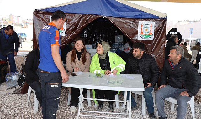 Büyükşehir'den su dağıtımı ve sel bölgesinde iletişim çadırı