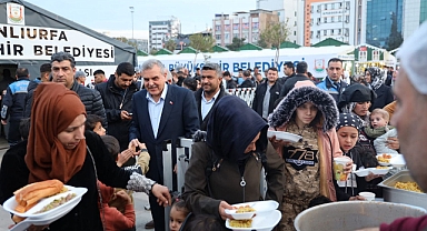 Büyükşehir’in iftar çadırında vatandaşlarla iftar yapıldı