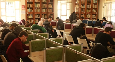 Depremzede öğrenciler, Büyükşehir kütüphanelerinde sınavlara hazırlanıyor