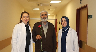 Doç. Dr. Satış,  yaşlı hastaları ziyaret ederek haftalarını kutladı