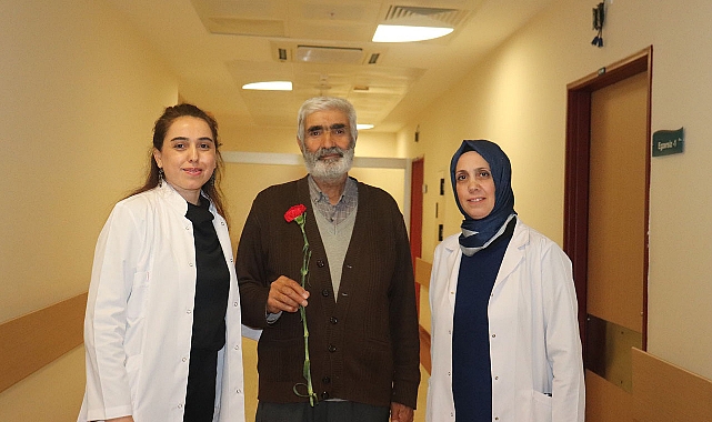 Doç. Dr. Satış,  yaşlı hastaları ziyaret ederek haftalarını kutladı