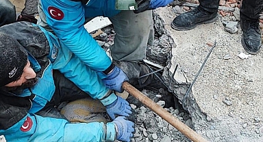 Enkaz altından ailesi olmadan çıkarılan çocuk sayısı açıklandı