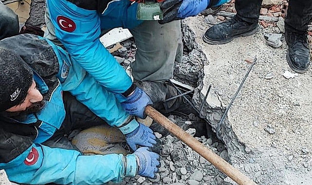 Enkaz altından ailesi olmadan çıkarılan çocuk sayısı açıklandı