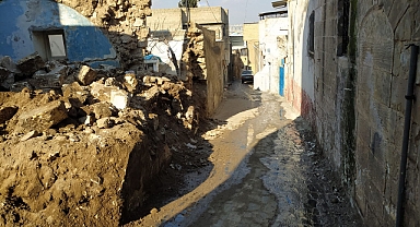 Eski Urfa sokaklarındaki molozlar kaldırılıyor