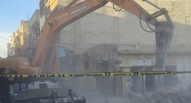 Eyyübiye’de ağır hasarlı yapılar yıkılıyor