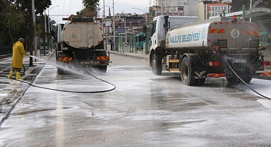 Haliliye’de selin izleri köpüklü su ile temizleniyor 