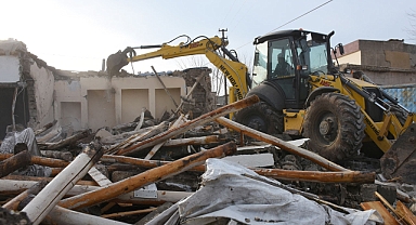 Hilvan'da ağır hasarlı konutların yıkım çalışması devam ediyor