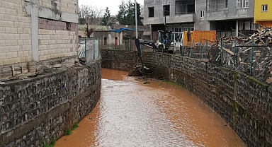 Hilvan’da Korçik Deresinde temizlik çalışmaları devam ediyor