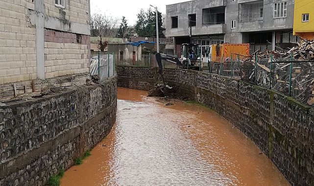 Hilvan’da Korçik Deresinde temizlik çalışmaları devam ediyor