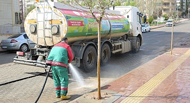 Karaköprü’de çamurlu yollar köşe bucak temizleniyor