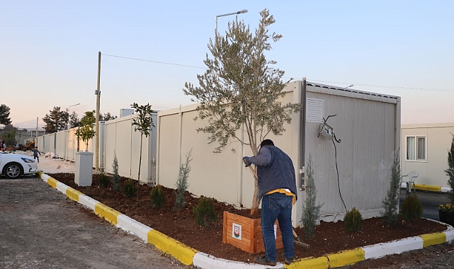 Şanlıurfa Büyükşehir Belediyesi Adıyaman'da yaraları sarıyor