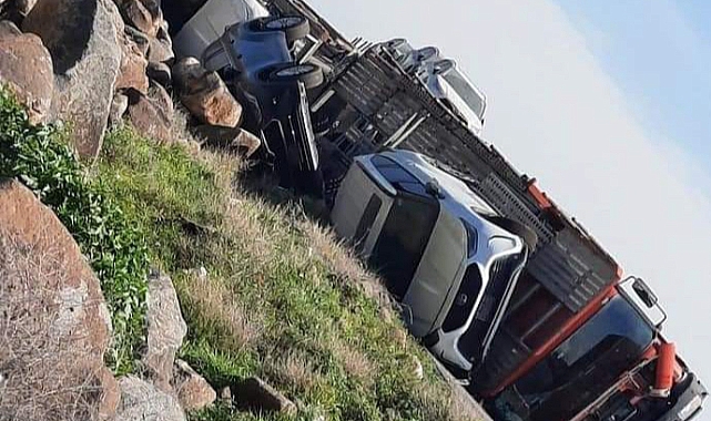 Şanlıurfa'da araç yüklü tır devrildi