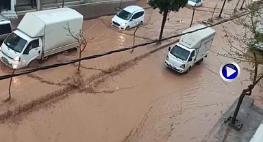 Şanlıurfa'da etkili olan sel caddeleri göle çevirdi