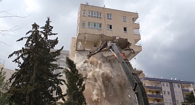 Urfa'da ağır hasarlı yapıların yıkımları devam ediyor