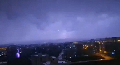 Urfa'da gök gürültülü sağanak yağış etkisini göstermeye başladı 