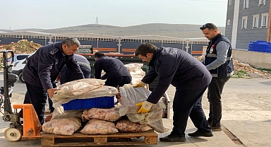 Urfa’da tonlarca bozuk tavuk ve sakatat ele geçirildi