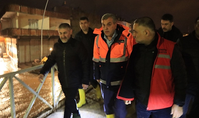 Urfa'nın cadde ve sokakları balçıktan arındırılıyor