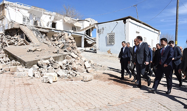 Vali Ayhan depremden etkilenen Hilvan’da incelemelerde bulundu