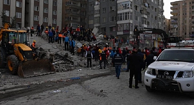 Vali Ayhan: Enkaz kaldırılana kadar sürecek