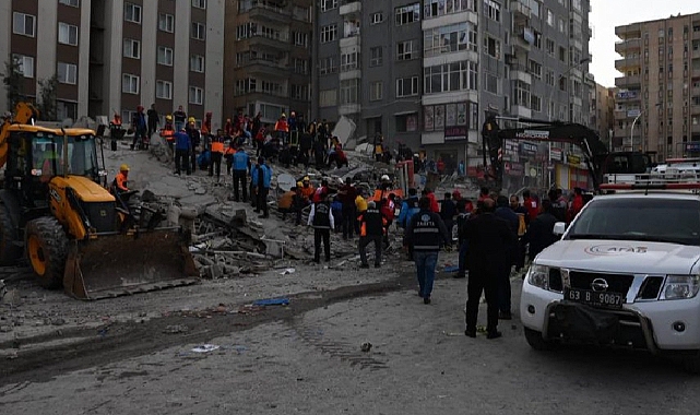 Vali Ayhan: Enkaz kaldırılana kadar sürecek