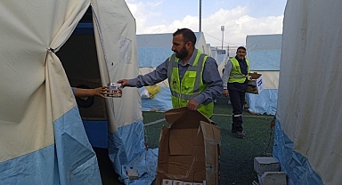 Viranşehir Belediyesi, Adıyaman’da depremzedelere kandil simidi dağıttı