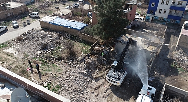 Viranşehir’de depremde hasar gören evler yıklıyor