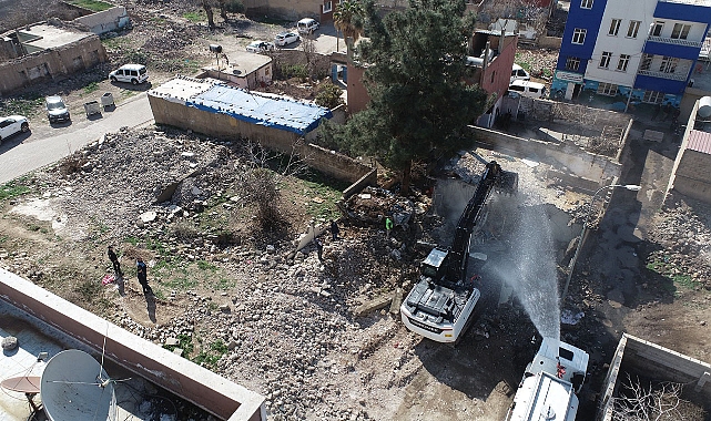 Viranşehir’de depremde hasar gören evler yıklıyor