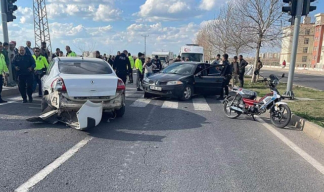 Viranşehir'de iki araç çarpıştı! Yaralılar var