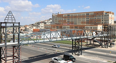 Büyükşehir’den okullar bölgesine üst geçit çalışması devam ediyor