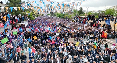 Dusak'ın seçim bürosu açılışı binlerce kişinin katılımı ile mitinge dönüştü