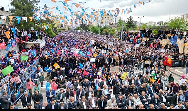 Dusak'ın seçim bürosu açılışı binlerce kişinin katılımı ile mitinge dönüştü