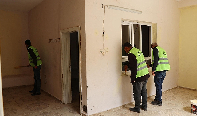 Haliliye'den selden etkilenen evlerde boyama çalışması