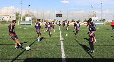 Hataylı Cünnük kardeşler depremin yaralarını futbol ile sarıyor