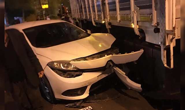 Hilvan'da gece yarısı kaza! Kamyon ile otomobil çarpıştı